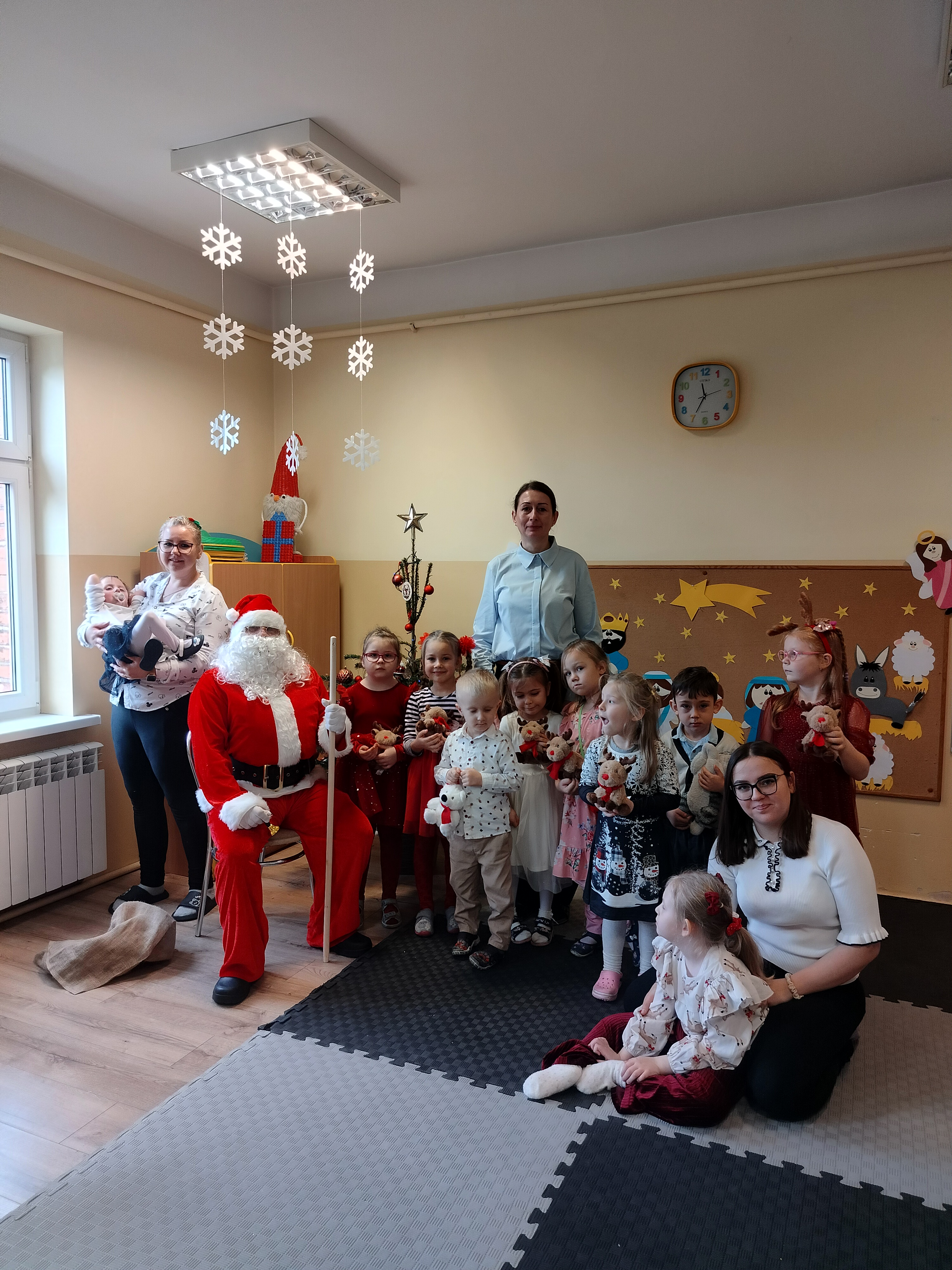 grupa dzieci z&nbsp;Gwiazdorem