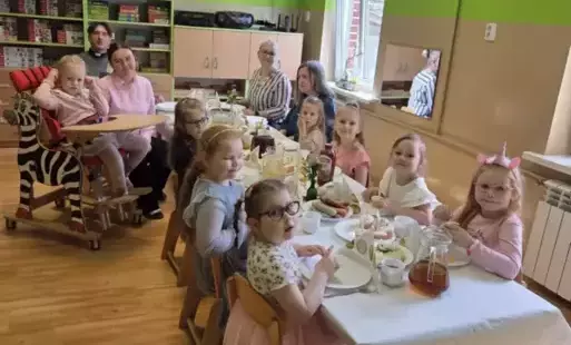 Śniadanie wielkanocne, dzieci siedzą przy stole
